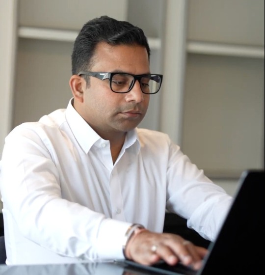 Buyers Agent Harshit Mathur on a call
